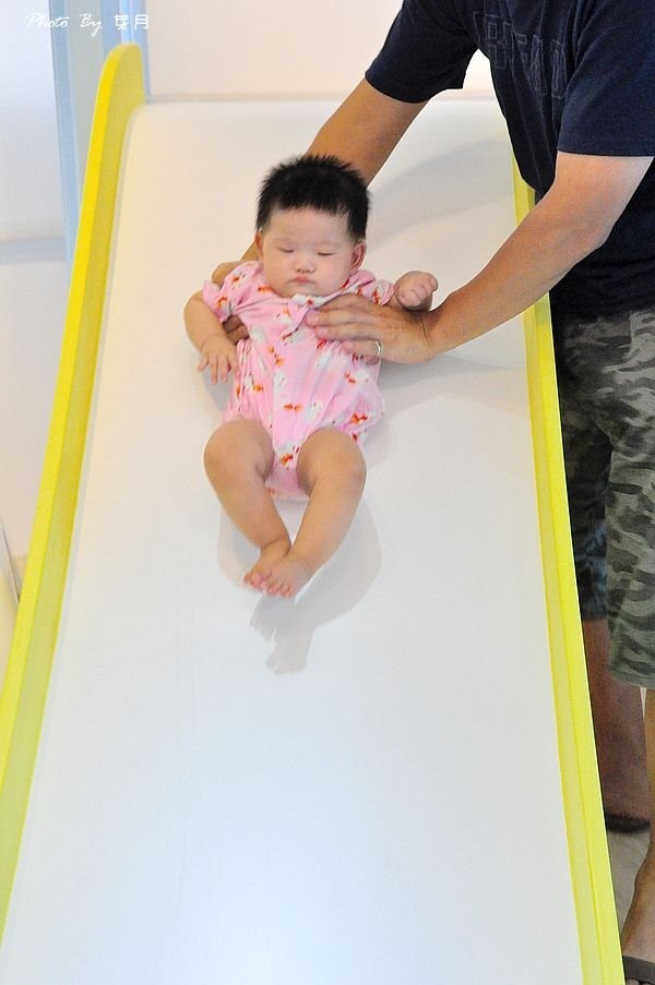 台南西港民宿外婆家親子溜滑梯航海家水手日誌上下舖嬰兒床澡盆紅磚小木馬彩繪在地人推薦