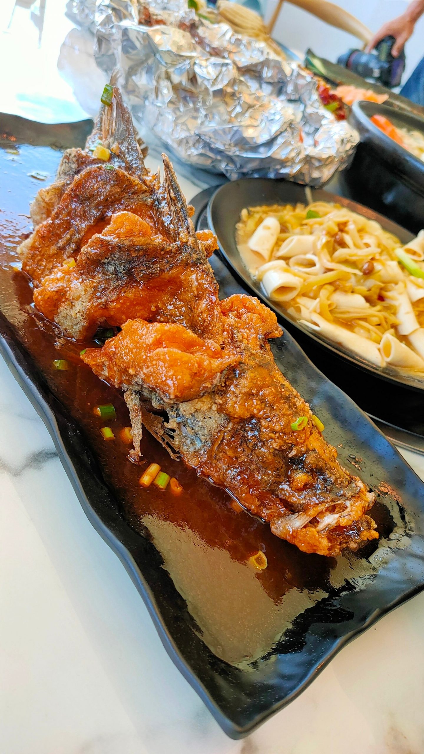 桃園新屋美食-黑鑽雞海鮮親子休閒餐廳-永安漁港旁好吃的聚餐場所，戲水池.沙坑應有盡有啊!! (邀約) @民宿女王芽月-美食.旅遊.全台趴趴走