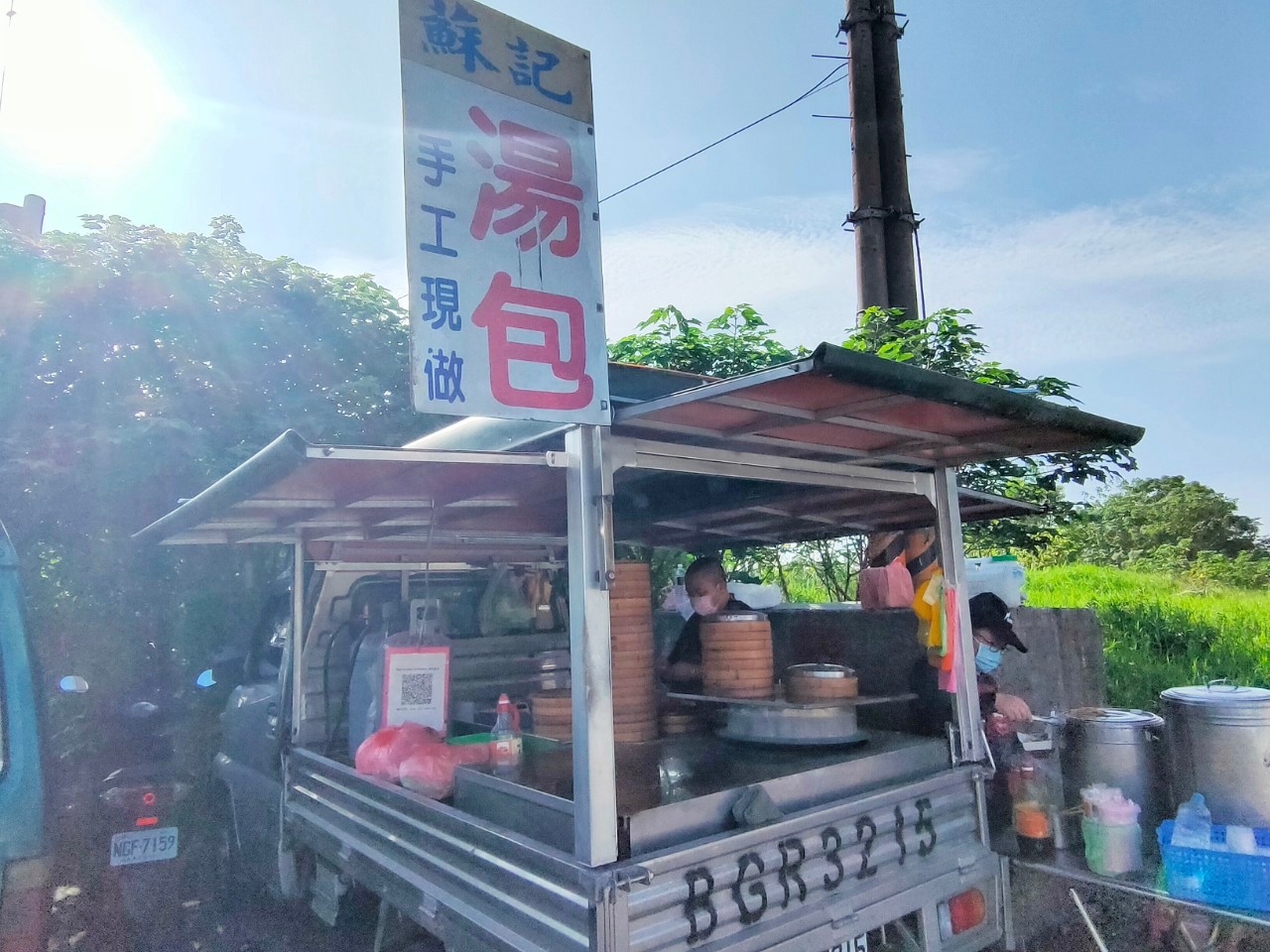 每天早上這家手工湯包總是有很多人來買，過嶺人的早午餐，下午茶也有哦！