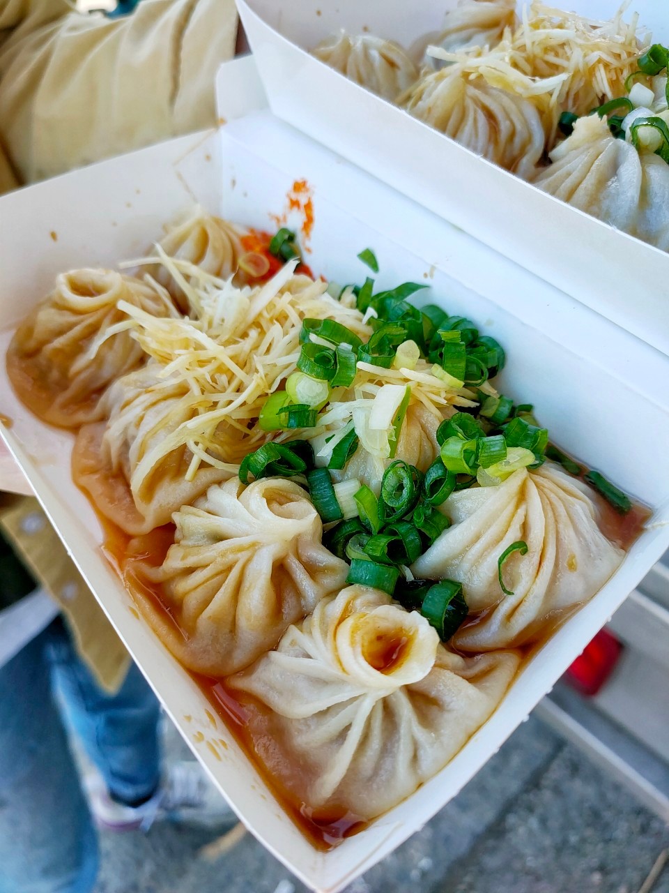 每天早上這家手工湯包總是有很多人來買，過嶺人的早午餐，下午茶也有哦！