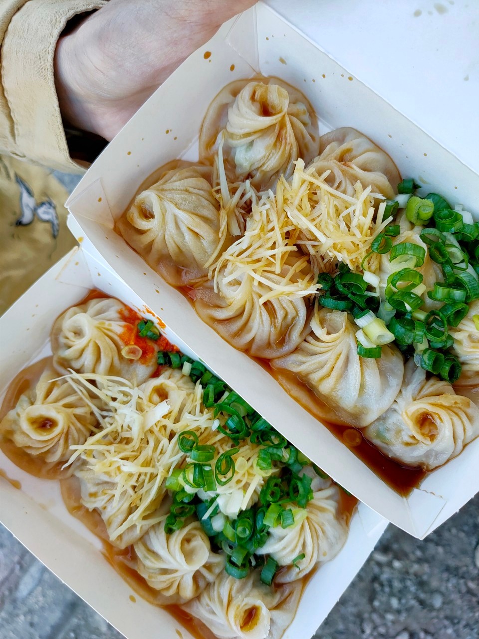 每天早上這家手工湯包總是有很多人來買，過嶺人的早午餐，下午茶也有哦！