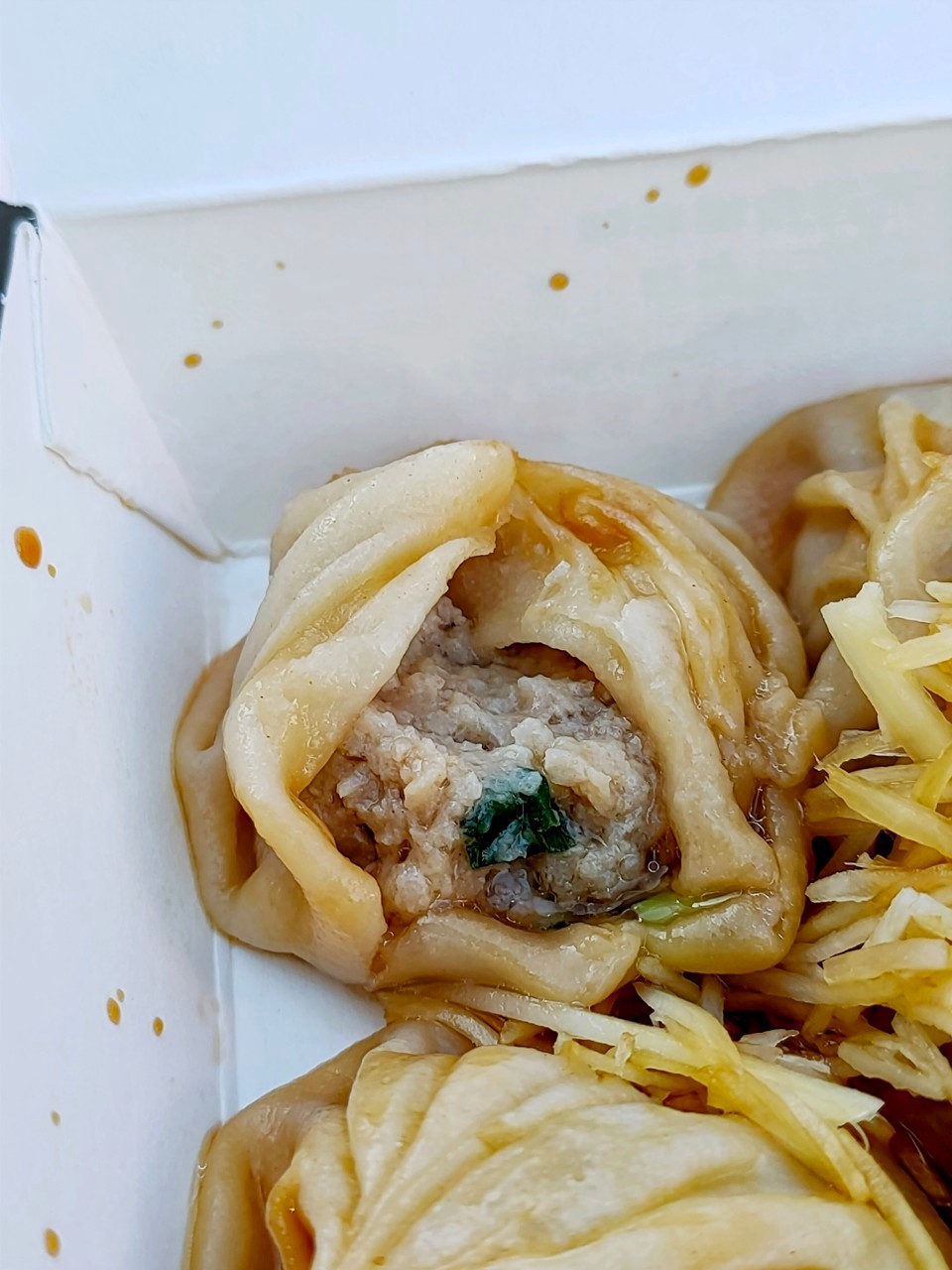 每天早上這家手工湯包總是有很多人來買，過嶺人的早午餐，下午茶也有哦！