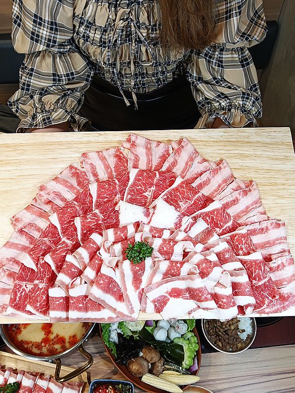 桃園中壢美食-売鍋-中壢龍岡店-商業午餐不用400元還有自助吧吃到飽,數種湯底令人驚艷 (邀約) @民宿女王芽月-美食.旅遊.全台趴趴走 @民宿女王芽月-美食.旅遊.全台趴趴走