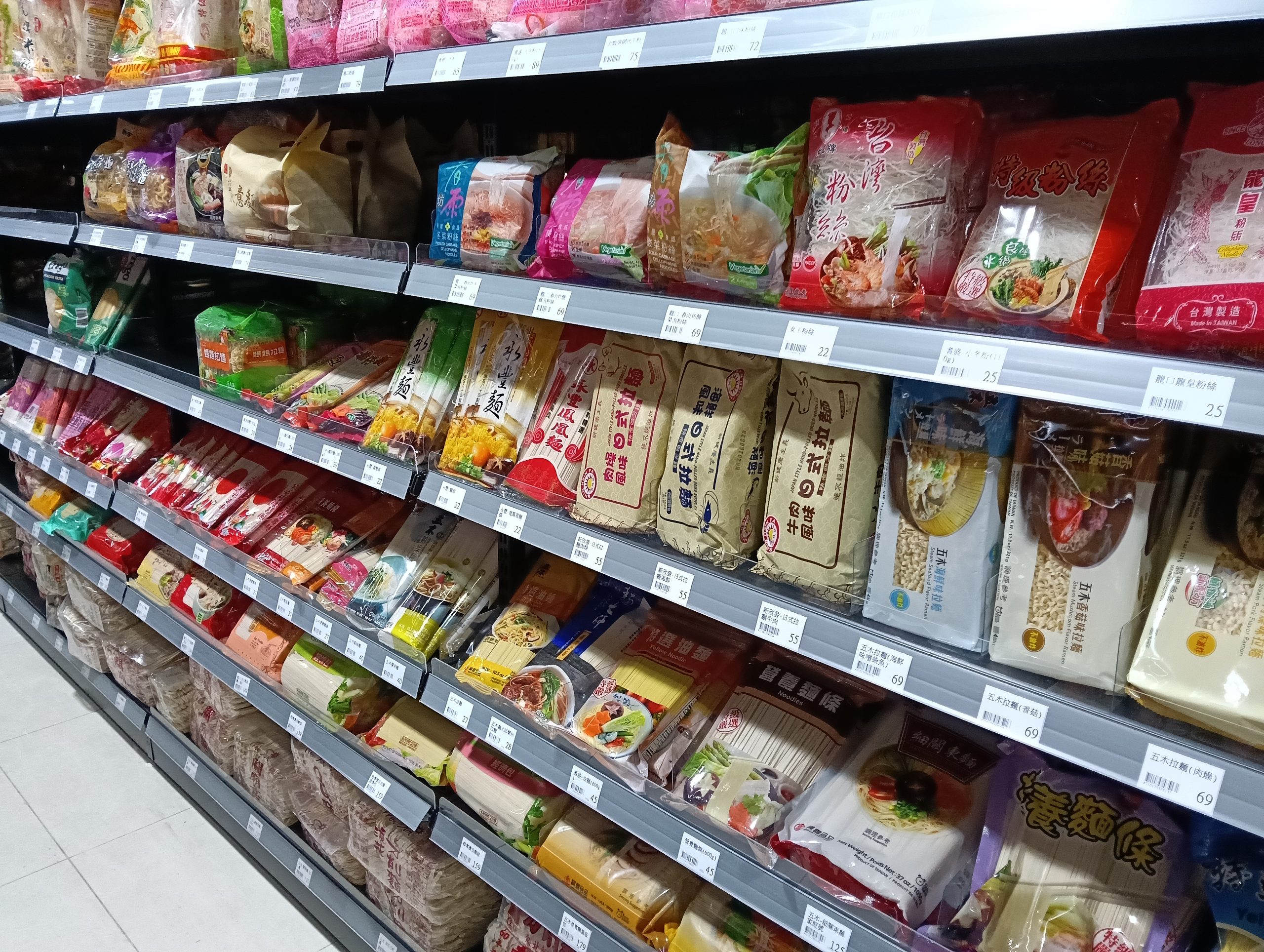 桃園新屋景點-兆鑫食品五金賣場新屋店-一進來就真的出不去的小型百貨商場,太好買了! @民宿女王芽月-美食.旅遊.全台趴趴走 @民宿女王芽月-美食.旅遊.全台趴趴走