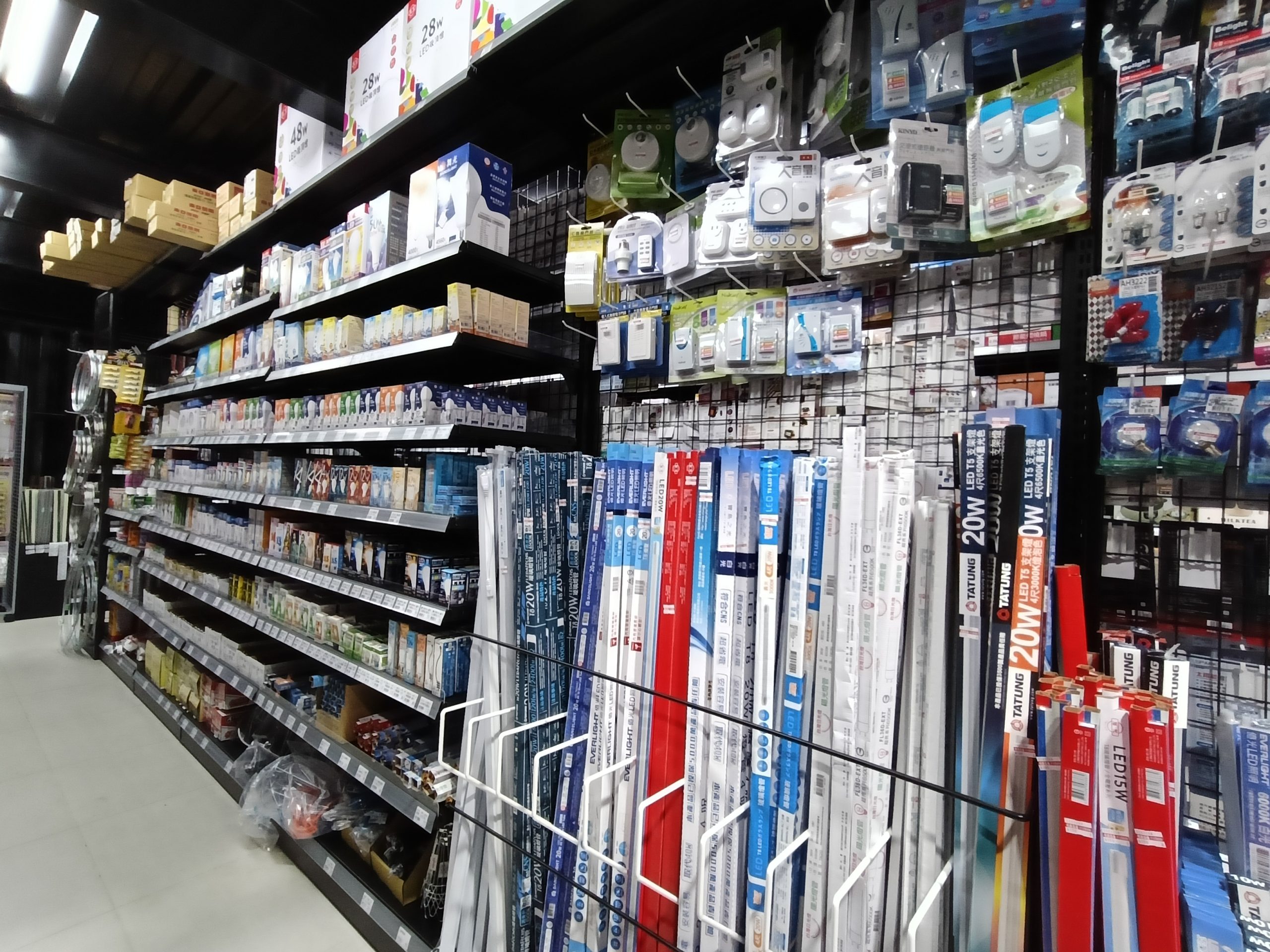 桃園新屋景點-兆鑫食品五金賣場新屋店-一進來就真的出不去的小型百貨商場,太好買了! @民宿女王芽月-美食.旅遊.全台趴趴走 @民宿女王芽月-美食.旅遊.全台趴趴走