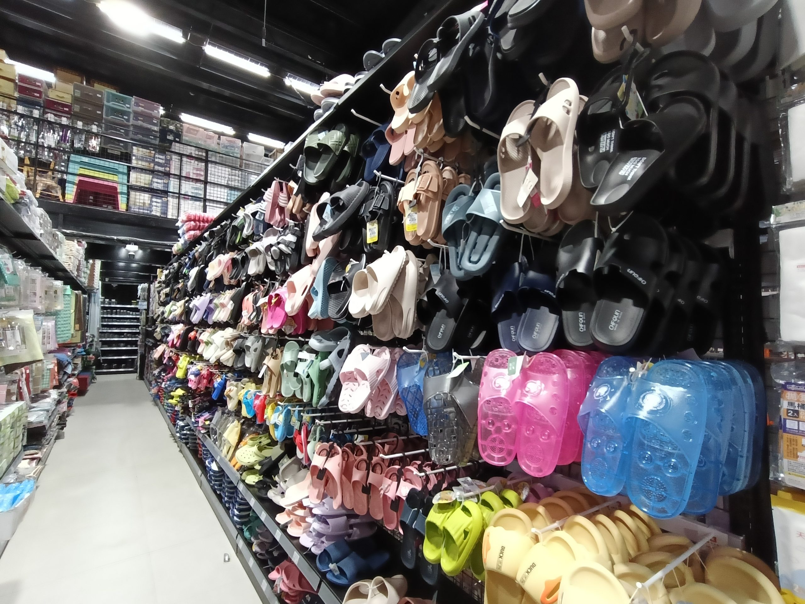 桃園新屋景點-兆鑫食品五金賣場新屋店-一進來就真的出不去的小型百貨商場,太好買了! @民宿女王芽月-美食.旅遊.全台趴趴走 @民宿女王芽月-美食.旅遊.全台趴趴走